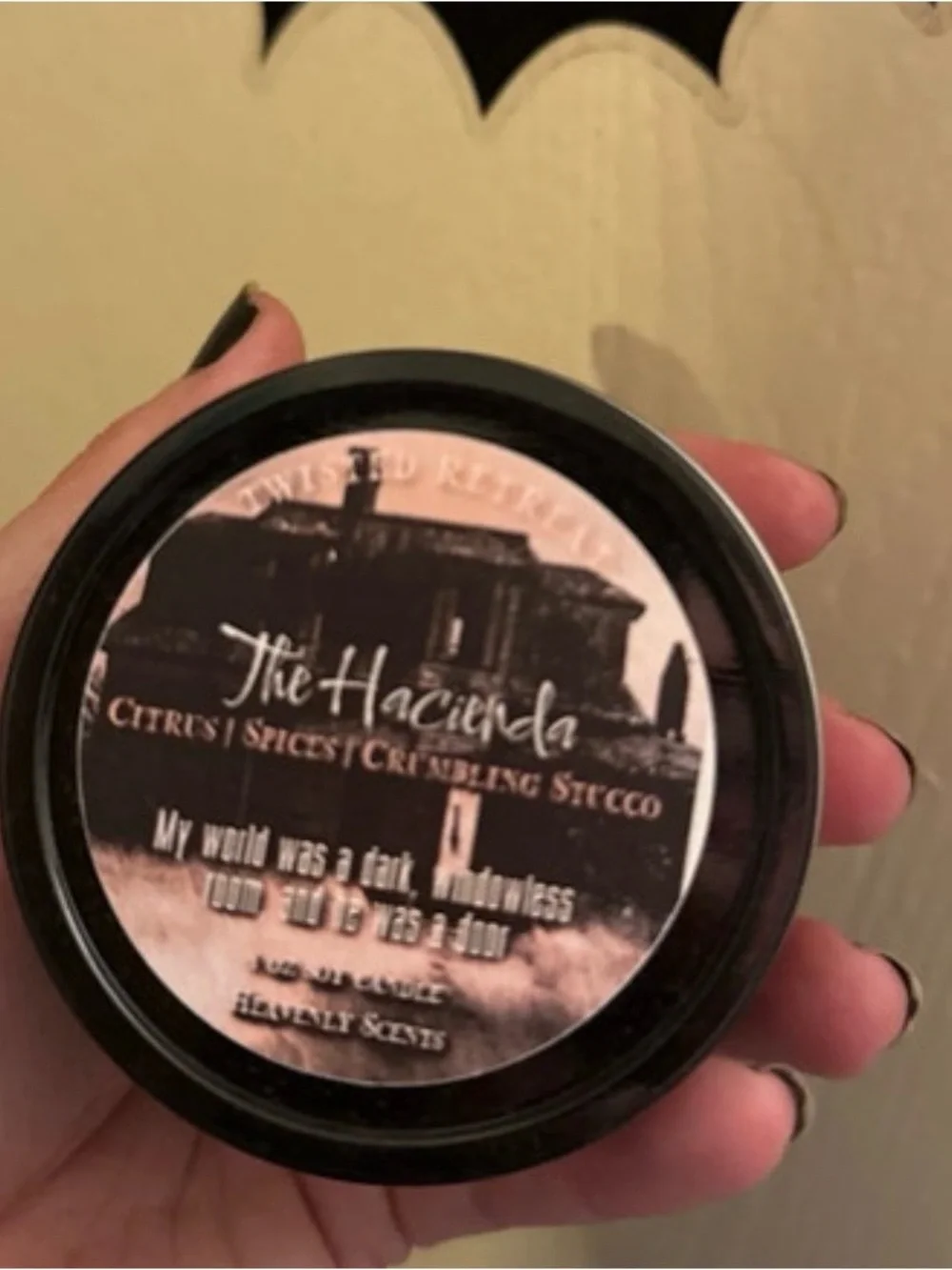 Twisted Retreat Candle•Citrus & Spices Crumbling Stecco - Black